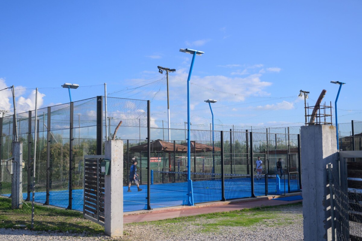 ΓΗΠΕΔΟ PADEL ΣΤΗΝ ΕΚΤΟΣ ΣΧΕΔΙΟΥ ΠΕΡΙΟΧΗ ΠΥΡΓΟΥ