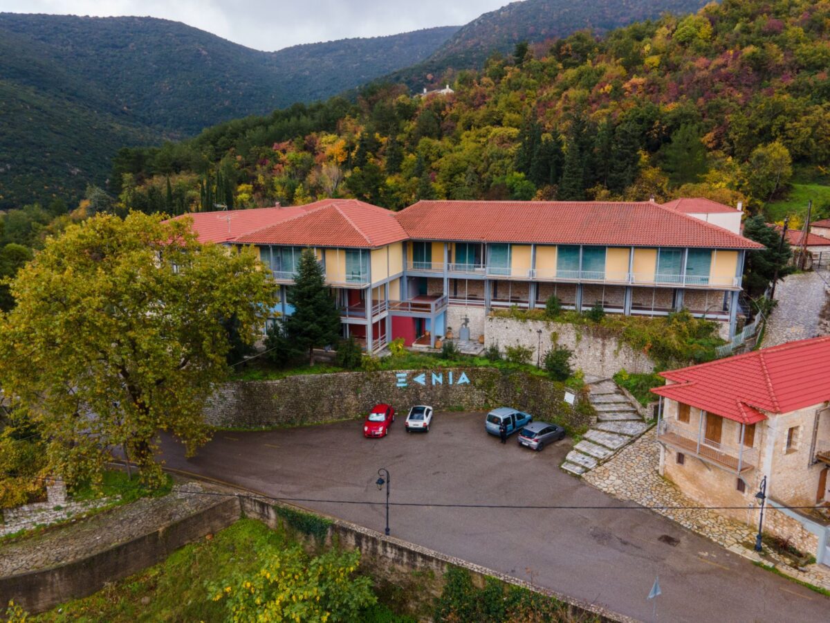 ΕΚΣΥΓΧΡΟΝΙΣΜΟΣ ΞΕΝΟΔΟΧΕΙΟΥ ΣΤΗΝ ΑΝΔΡΙΤΣΑΙΝΑ 1